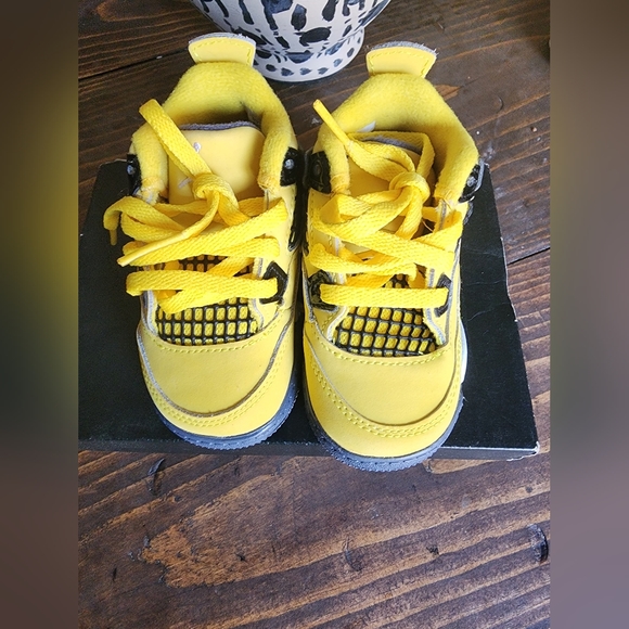 Jordan 4s - Picture 2 of 4